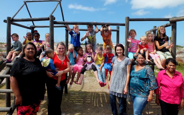 Die opgewonde kleuters van Cool Kids, met die personeel vlnr Deborah, Genevieve, Carin (eienaar), Natalíe en Petro 